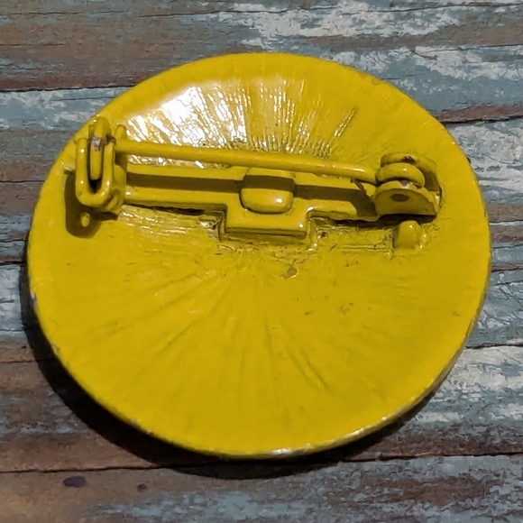 Vintage 5 Piece Bundle of Pins and Lark Cigarettes Tac - Picture 8 of 12